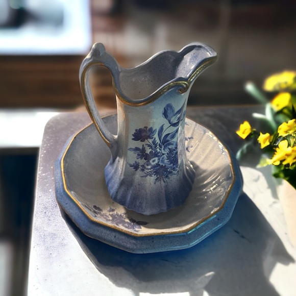 Vintage wash bowl and pitcher with blue floral design - Picture 2 of 3